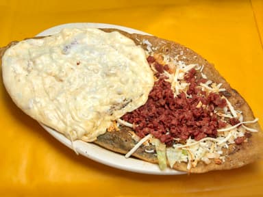 Huarache Longaniza con Quesillo