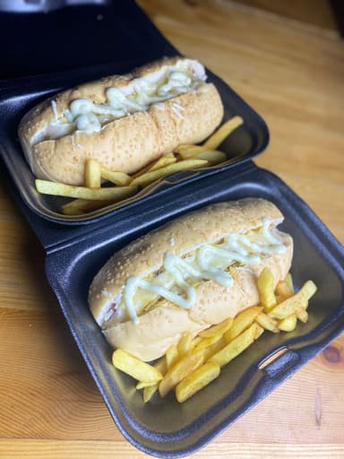 Dos Perros Clásicos Gratinados con Papitas