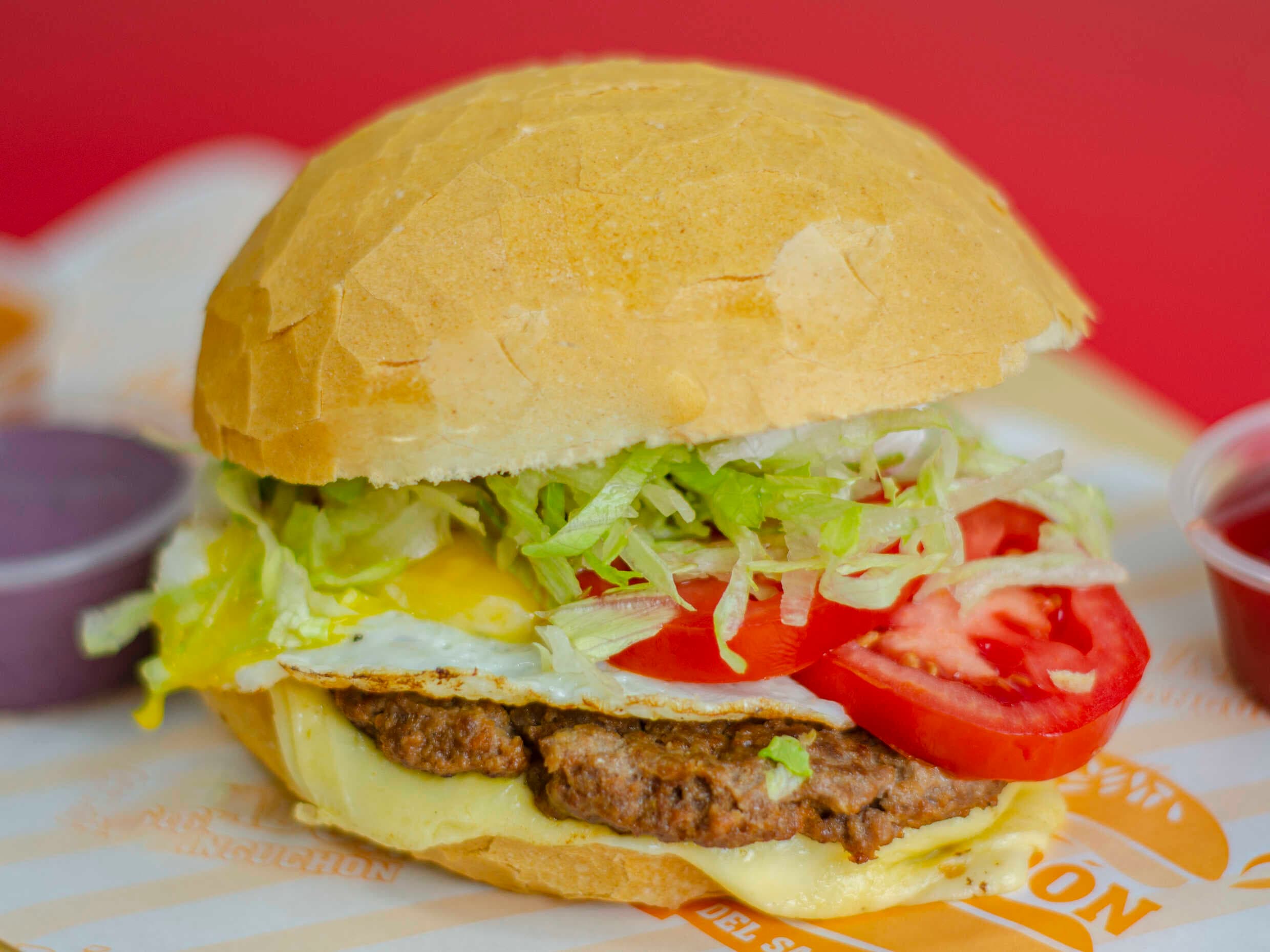 Sándwich de Hamburguesa con 2 Quesos y 1 Huevo