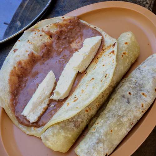Tortilla de Harina de Frijoles con Queso