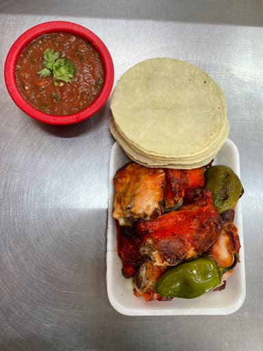 1/2 pollo, salsa y tortillas