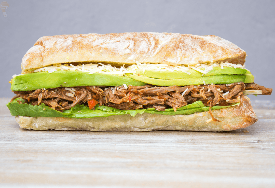 Sánduche Ropa Vieja y Aguacate