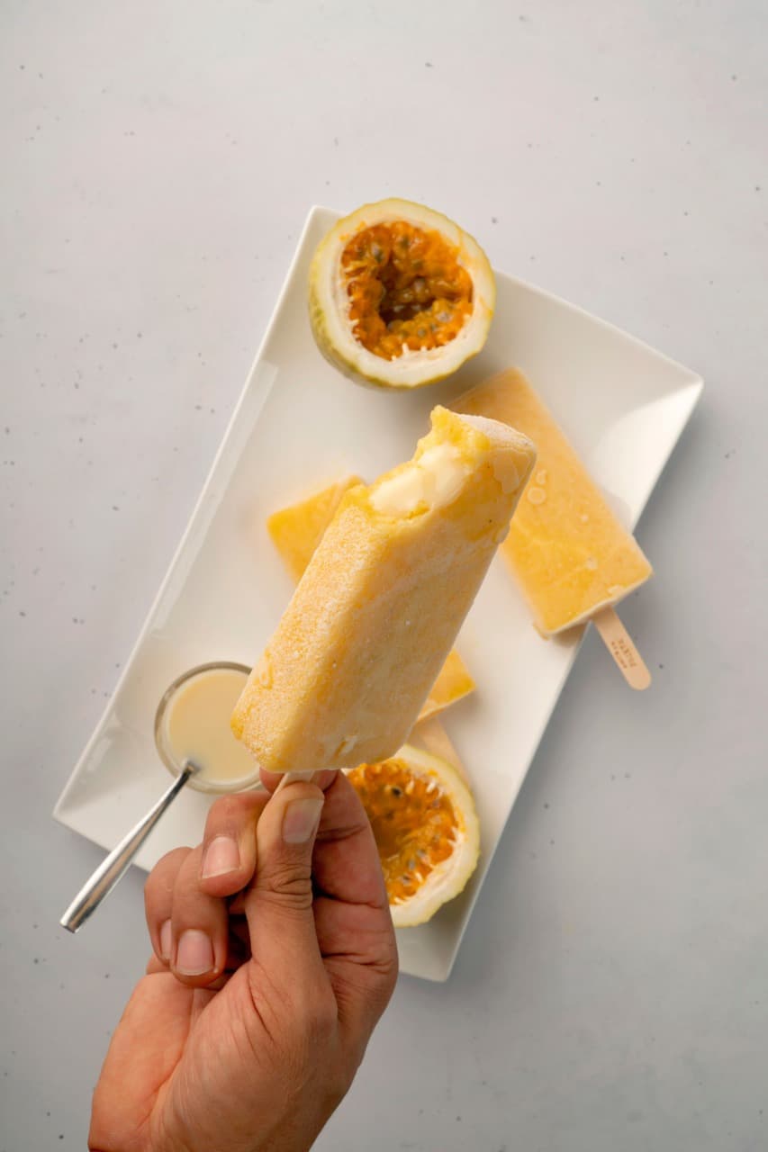 Paleta de Maracuyá Rellena de Leche Condensada