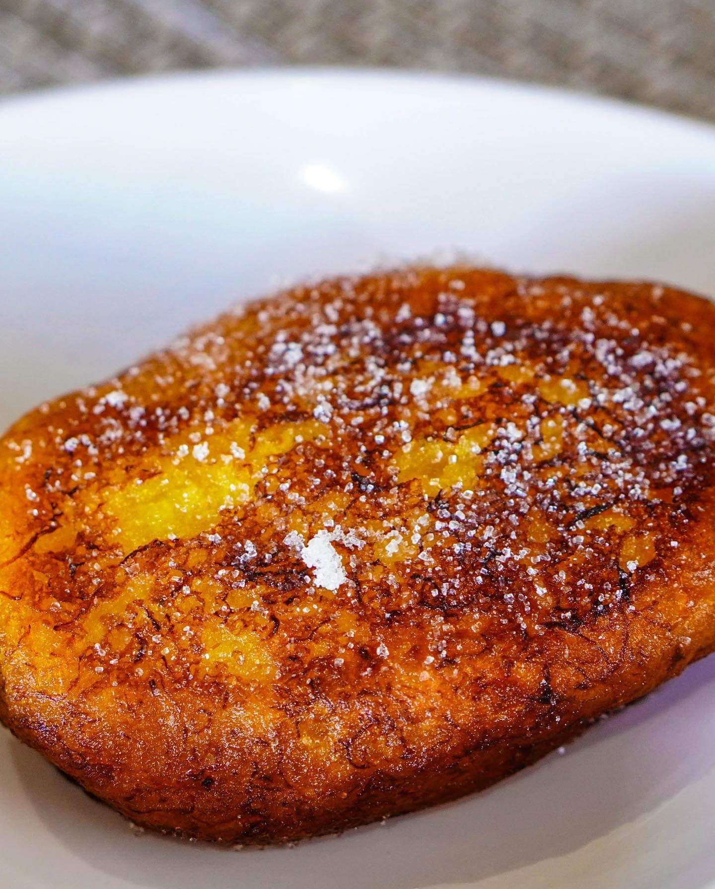 Empanada de Plátano Maduro Rellena de Frijoles