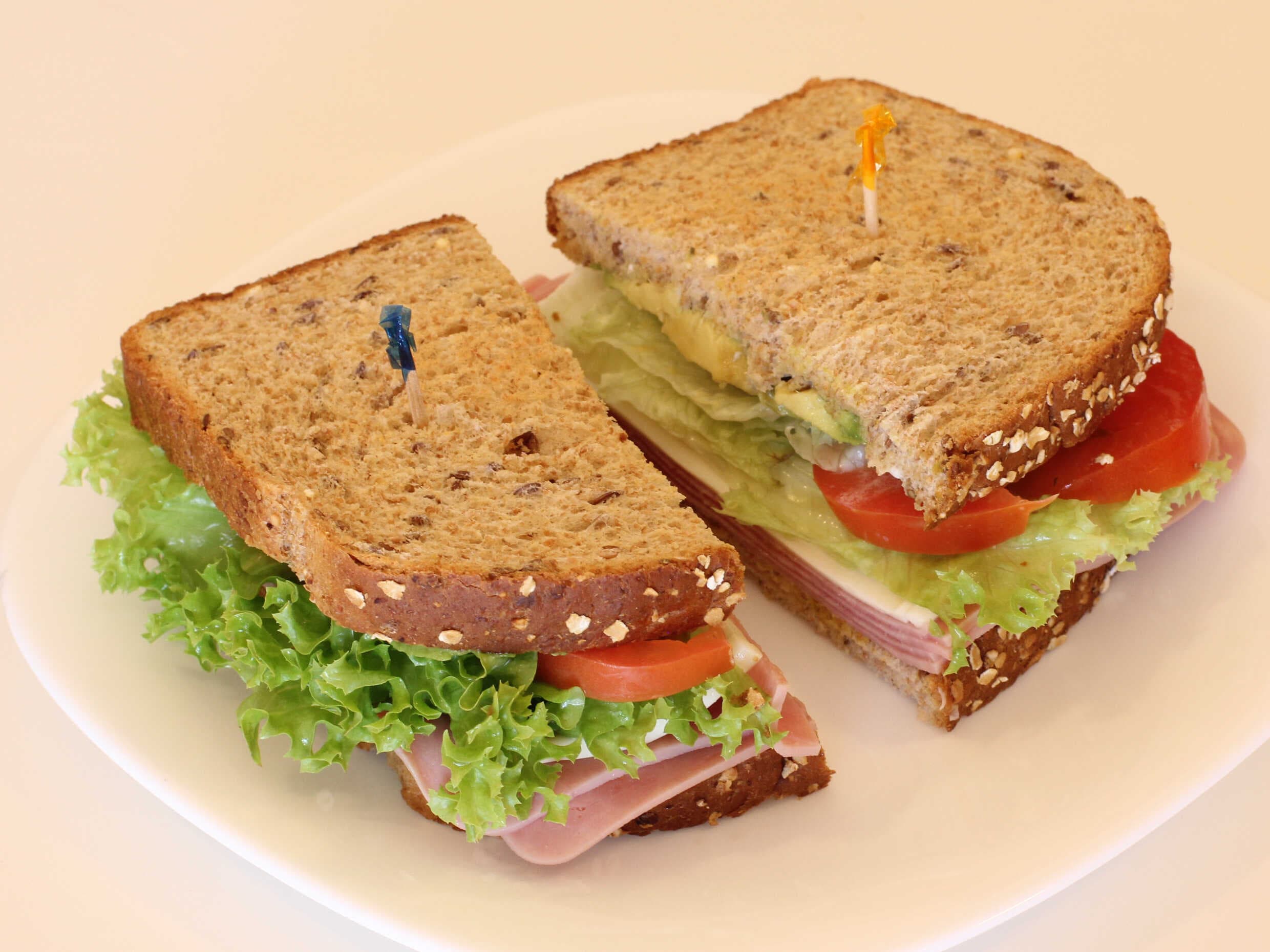 Sandwich 12 granos con jamón y huevo