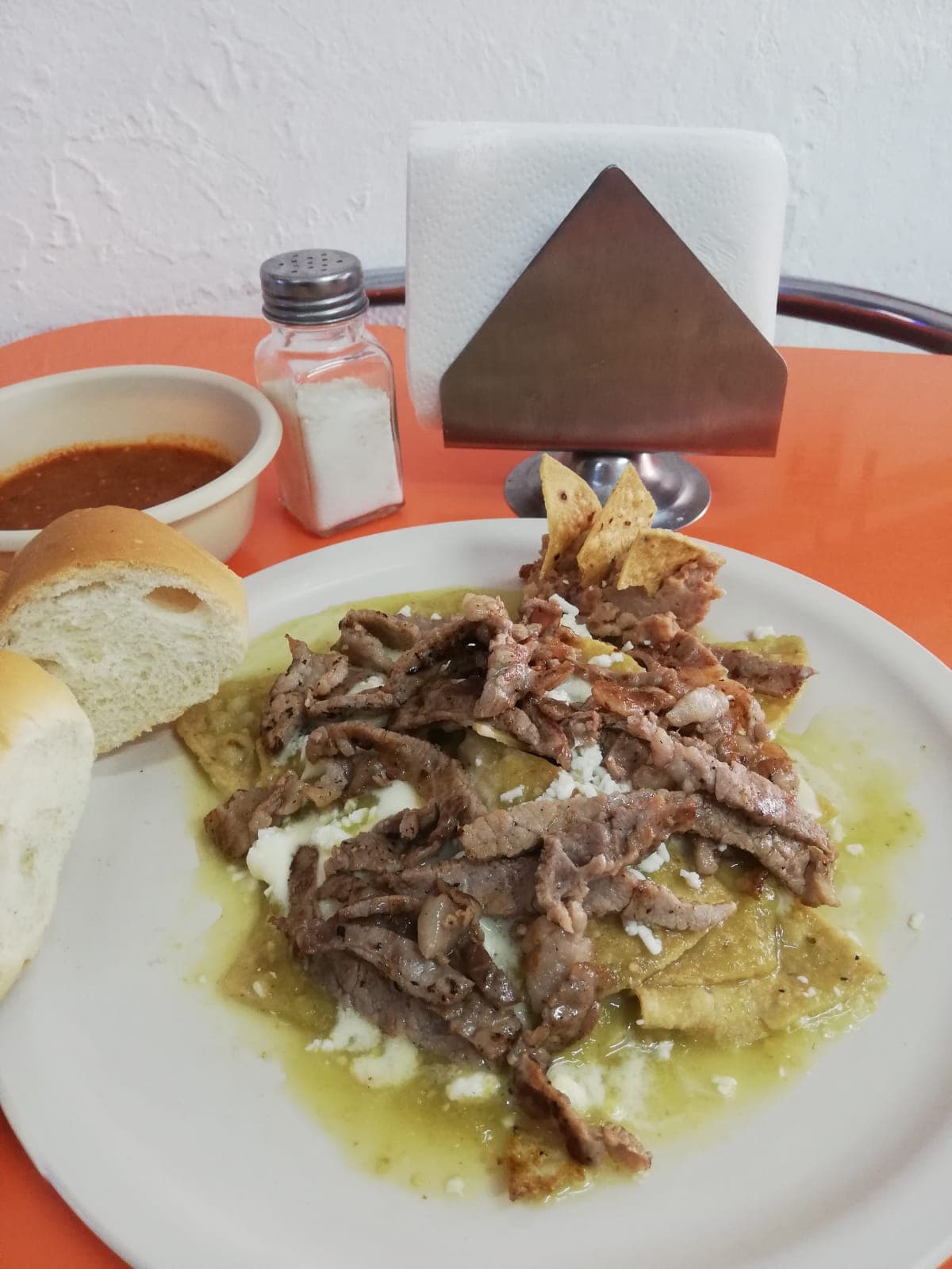 Orden de Chilaquiles con  bistec