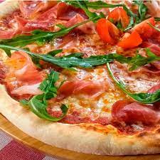 Pizza jamón serrano con arugula