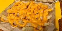 papas con queso cheddar