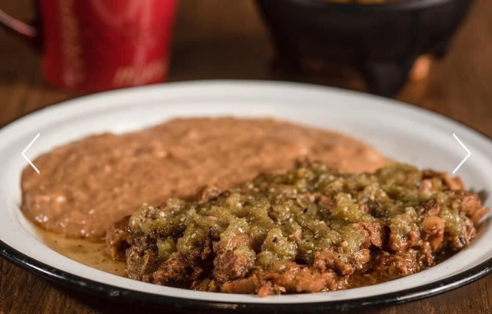 Chicharrón con huevo estrellado