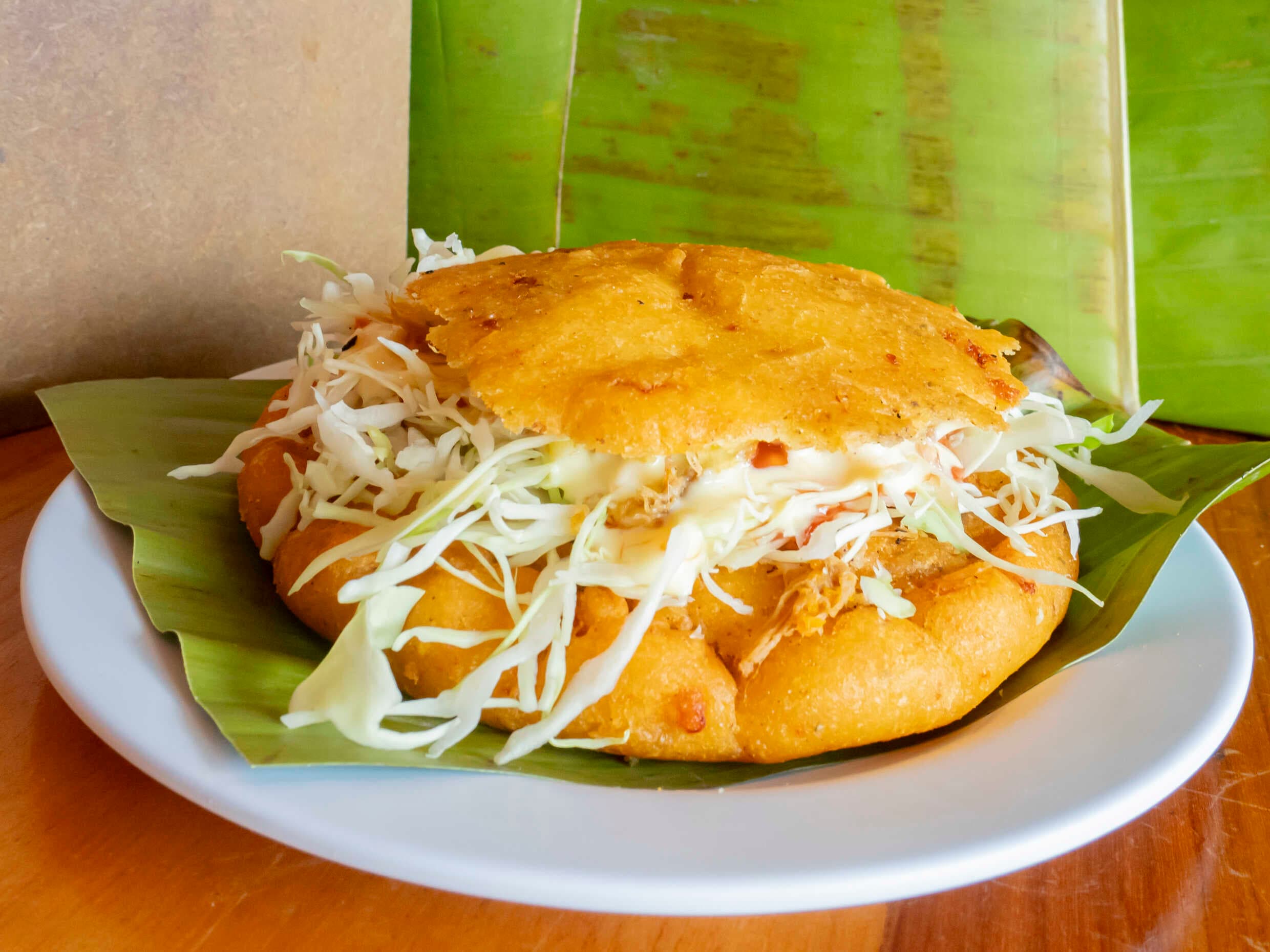 Pupusa Arreglada + Jugo Naranja