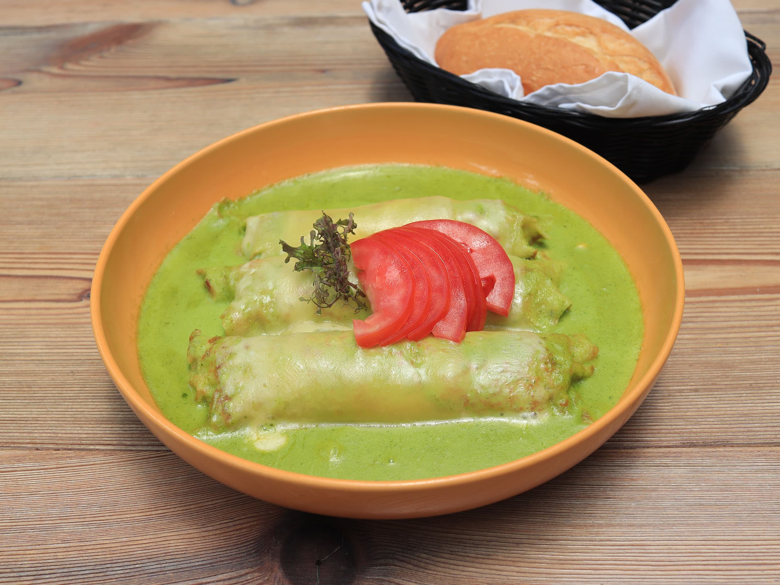 Crepas de Pollo con Rajas de Poblano y Elote
