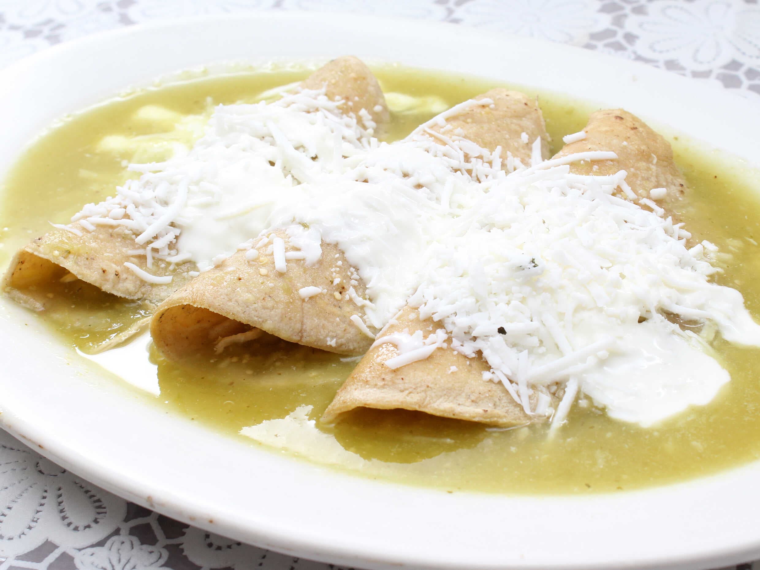 Enchiladas Verdes con Pollo Comida Completa