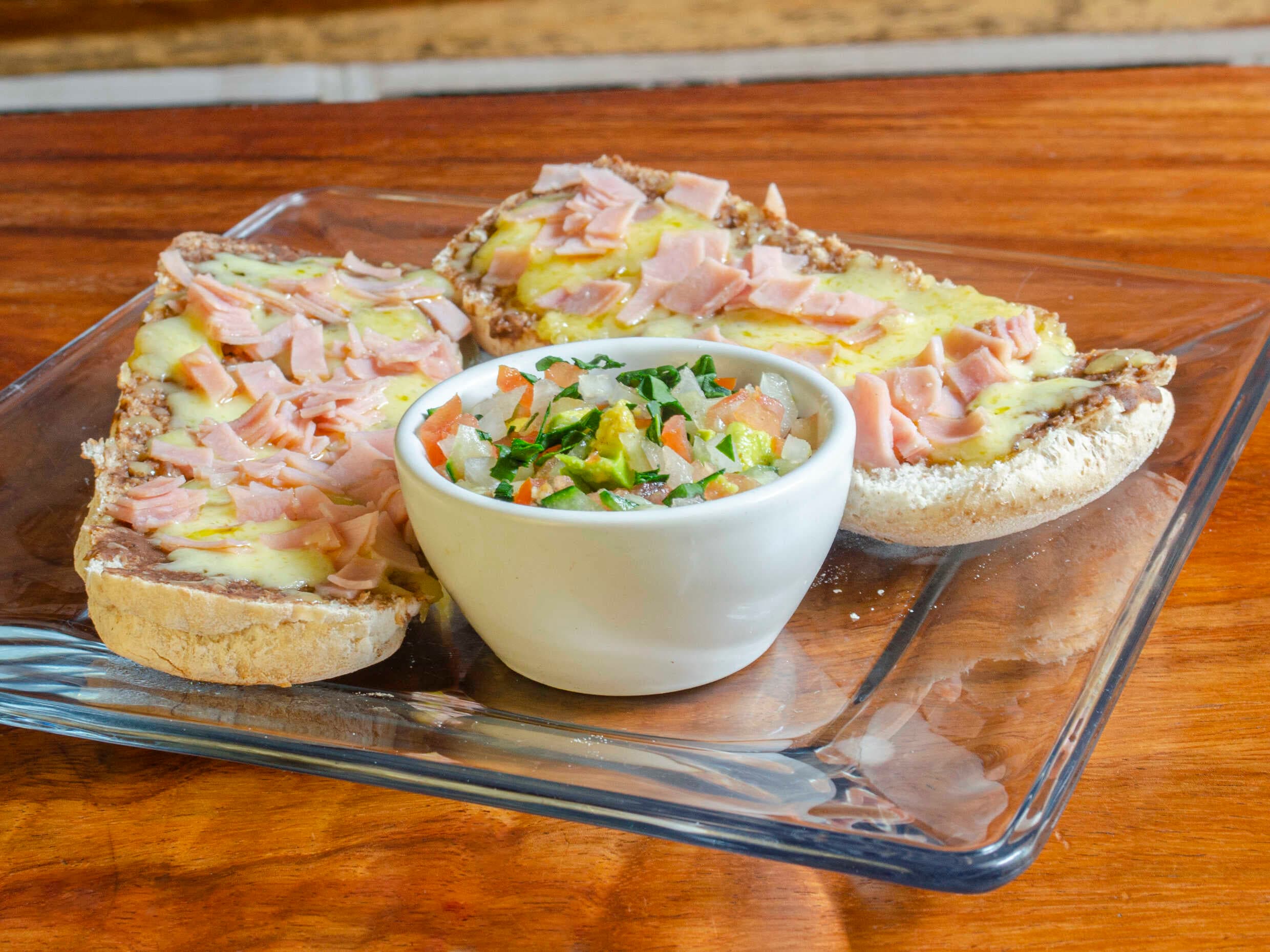 Molletes Yuviaga, café o agua del día