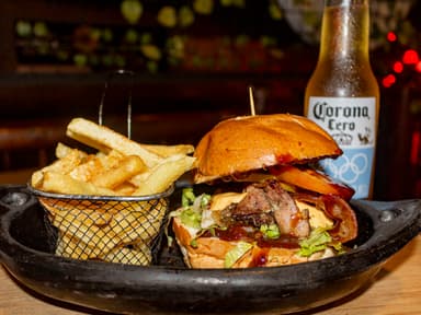 Hamburguesa de la Casa + Papas a la Francesa