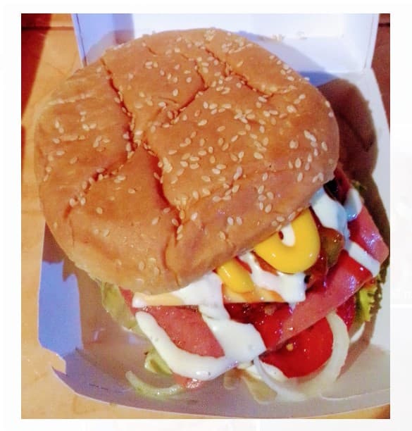 1 Hamburguesas  con salsa caribeña adentro