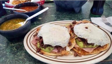 Mollete Sencillo con huevos estrellados.
