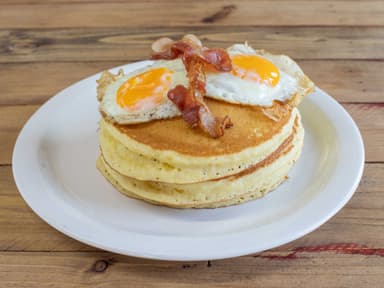 Hot Cakes Especiales con Huevo y Tocino
