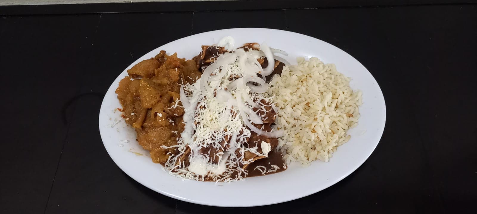 Chilaquiles con Chicharrón en Salsa