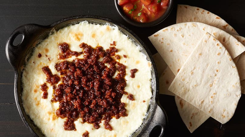 Queso Fundido con Chorizo