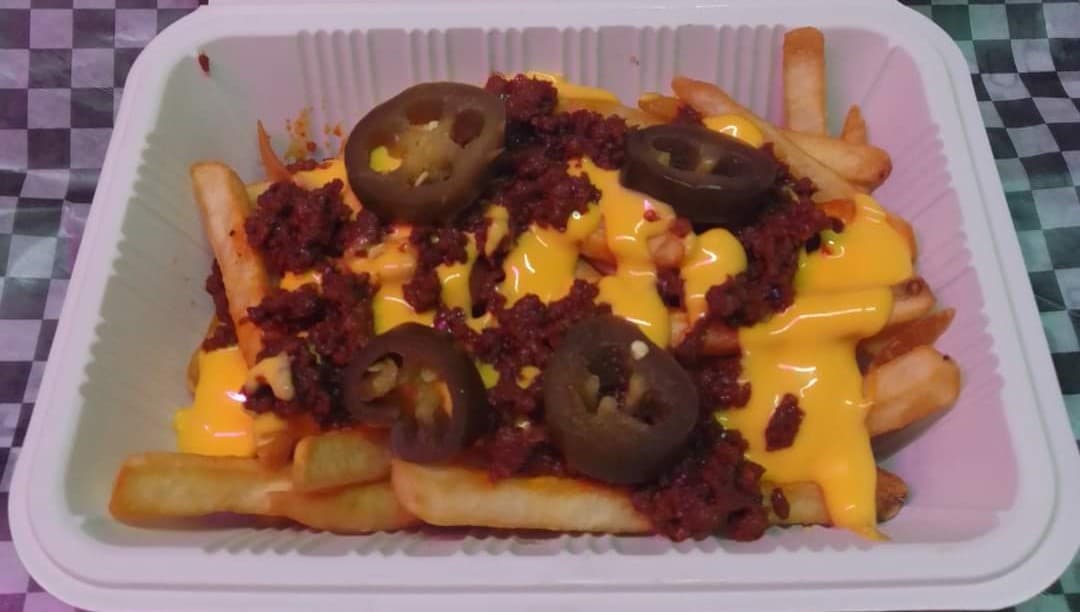 Papas con chorizo y queso