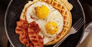 Waffle con Tocino y Huevo