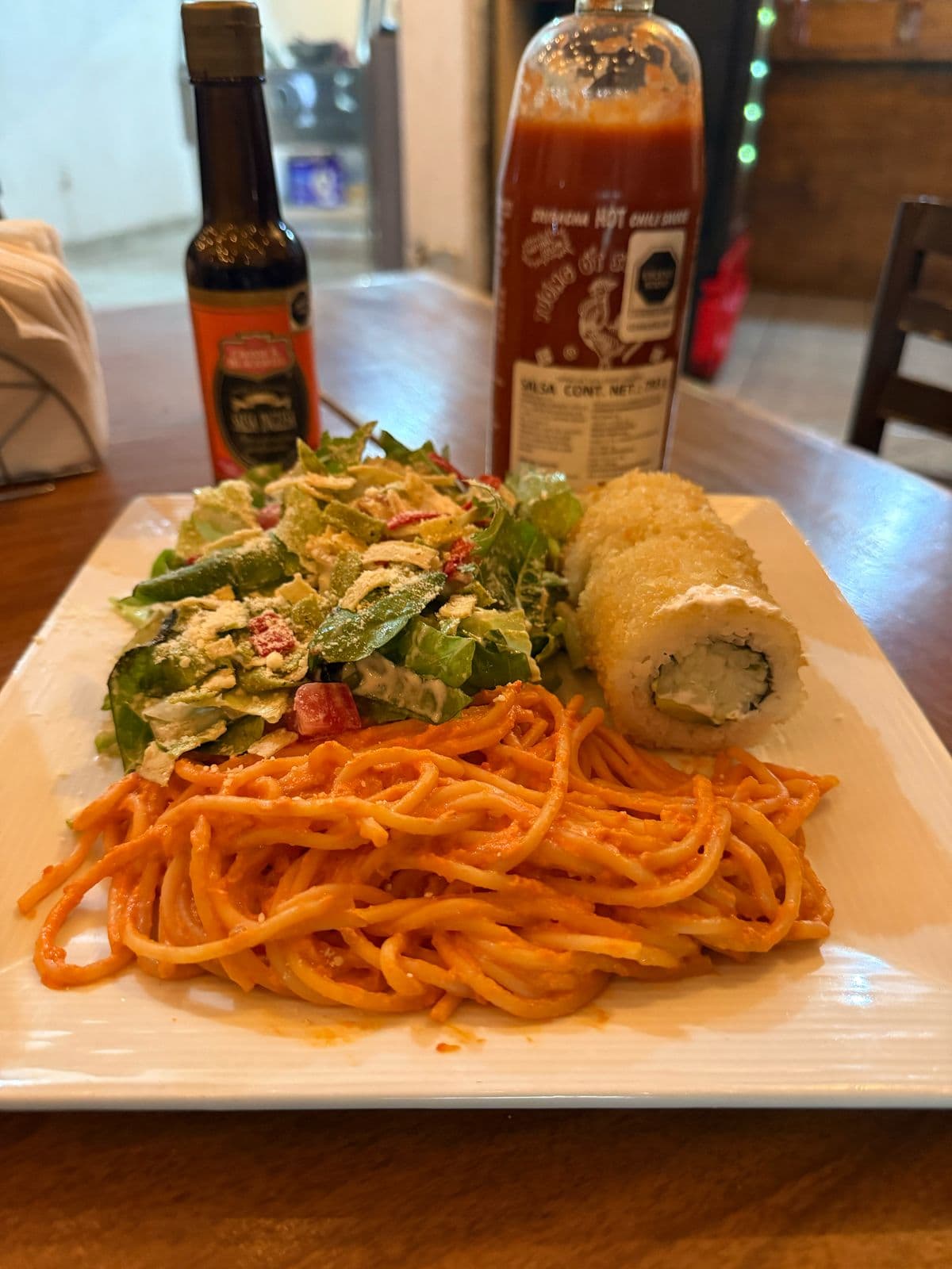 Ensalada, 1/2 Sushi Clásico Empanizado y Espagueti