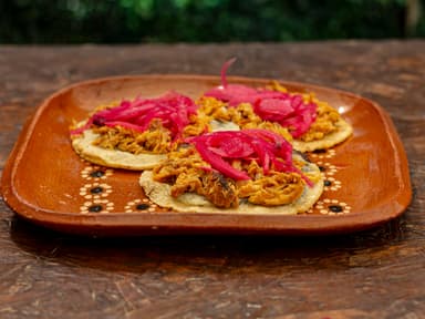 Panuchos de Cochinita