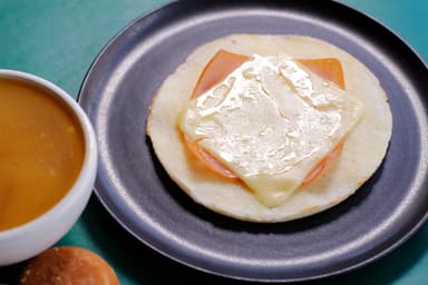 Arepa con Jamón y Queso Mozzarella