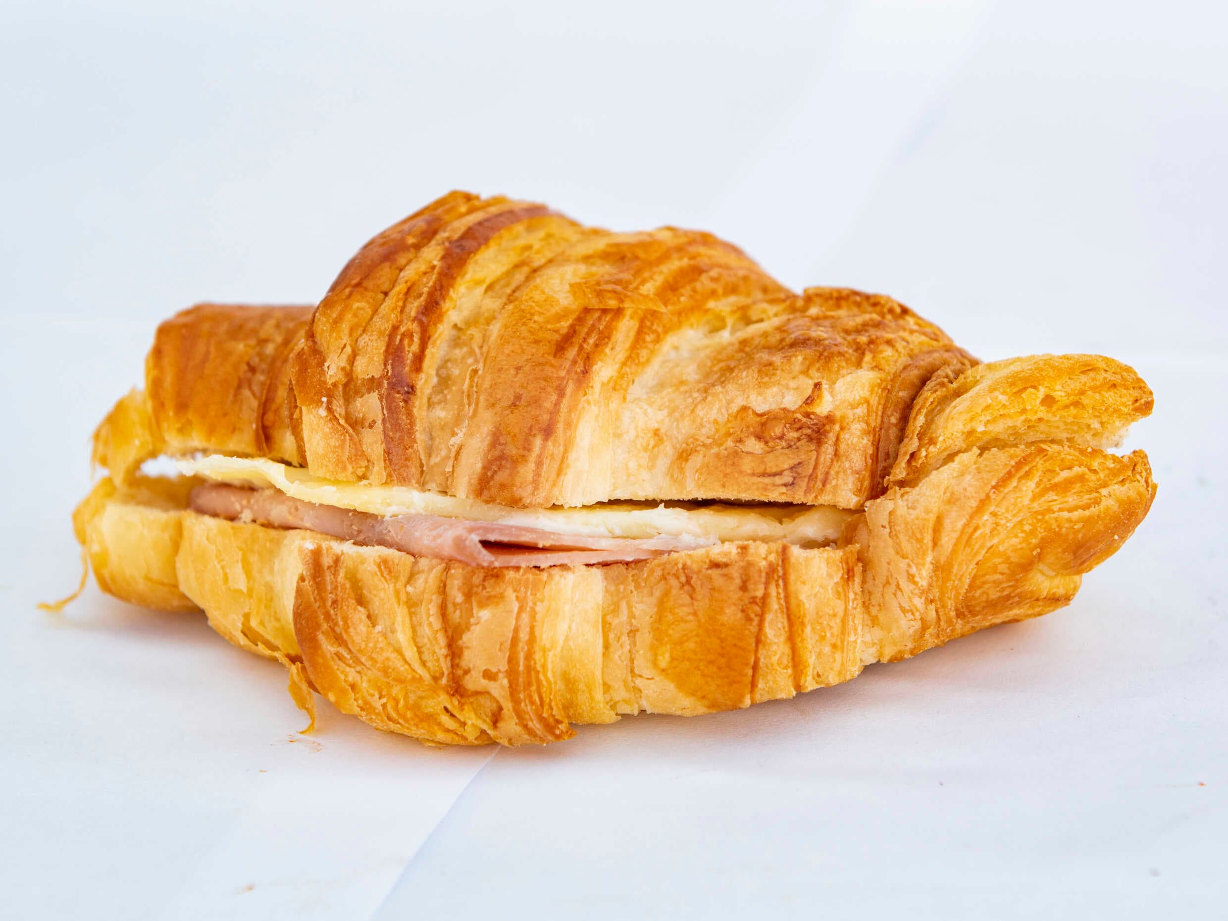 Croissant con Jamón y Queso