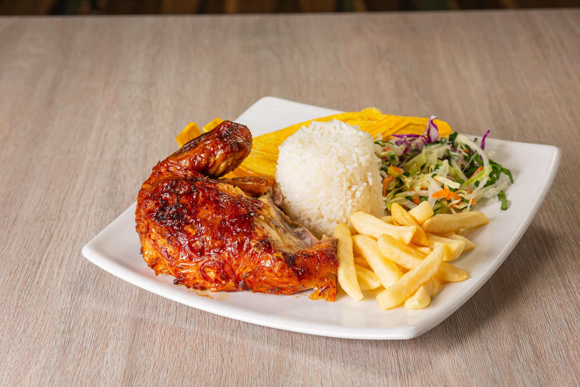 Bandeja con 1/4 Pollo + 1 Bebida Cortesia