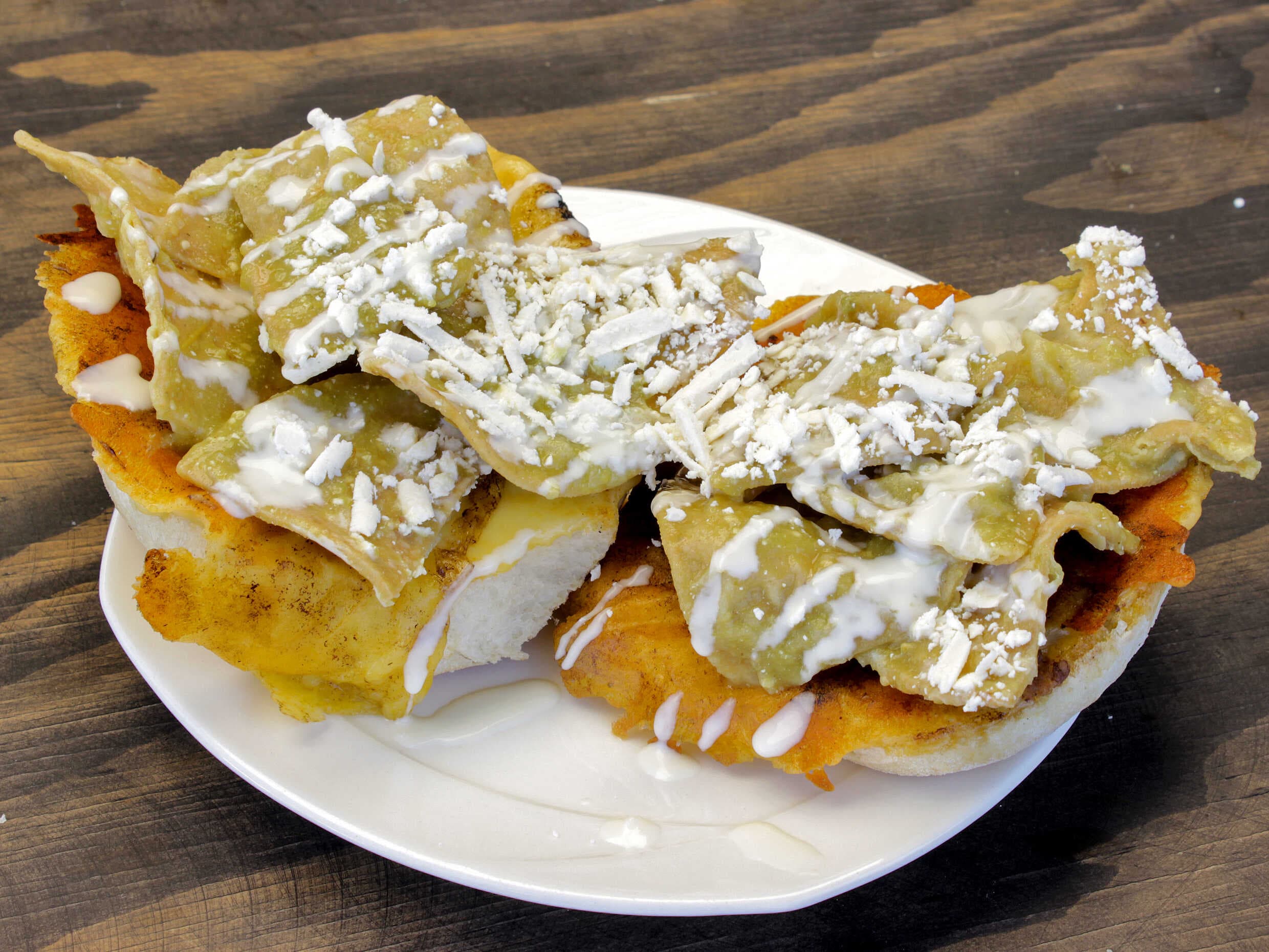 Molletes con Chilaquiles Clásicos + Agua de Sabor