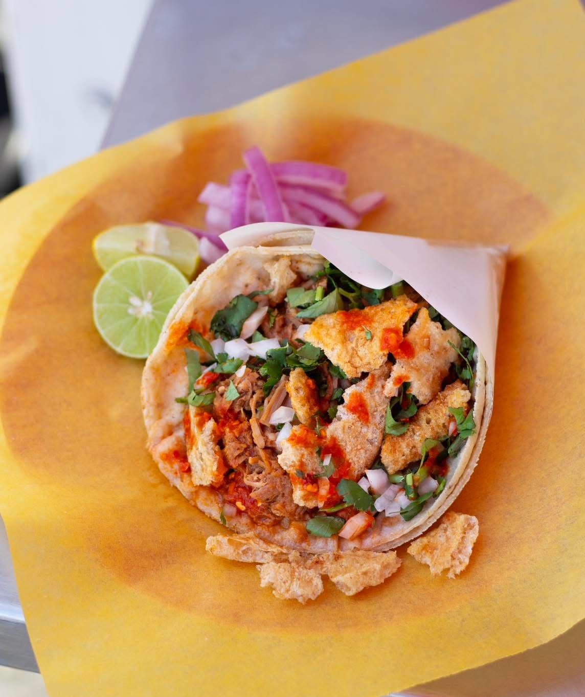Tacos de Chicharrón con Birria
