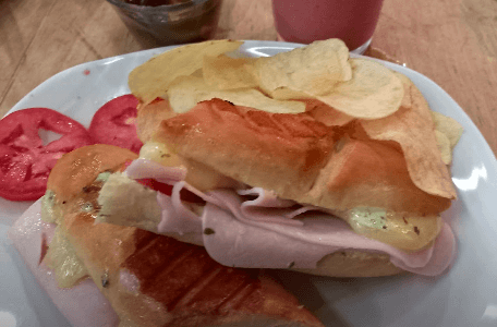 Croissant con Jamón y Queso