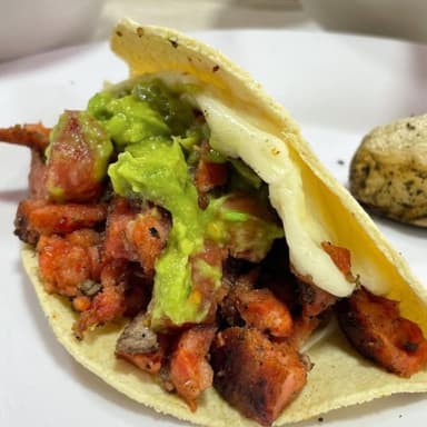 Taco de Chorizo con Queso