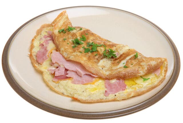 OMELETE  CON CHILAQUILES Y FRIJOLES