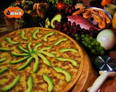 Pizza Atún con Aguacate