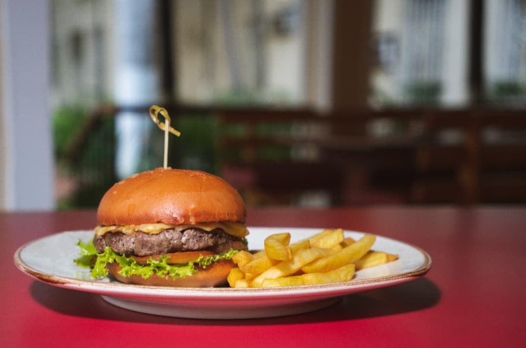 Hamburguesa Clásica + Papas de la casa