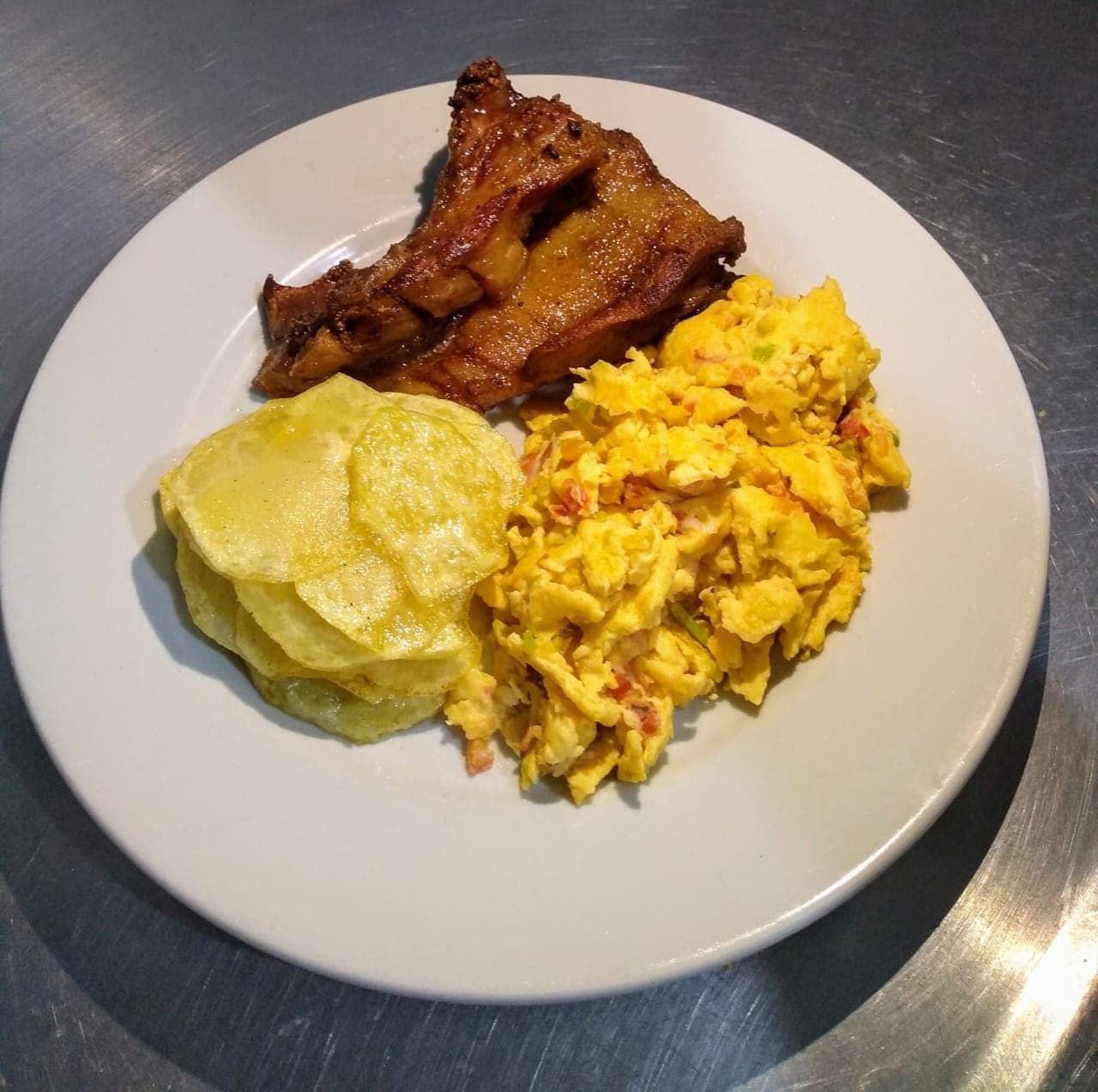 COMBO: HUEVOS PERICOS CON CHICHARRÓN+BEBIDA
