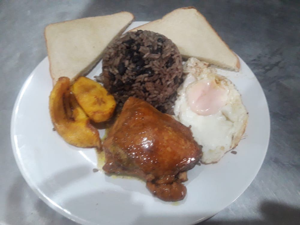 Gallo Pinto + 2 Proteínas + Ponche Frutas