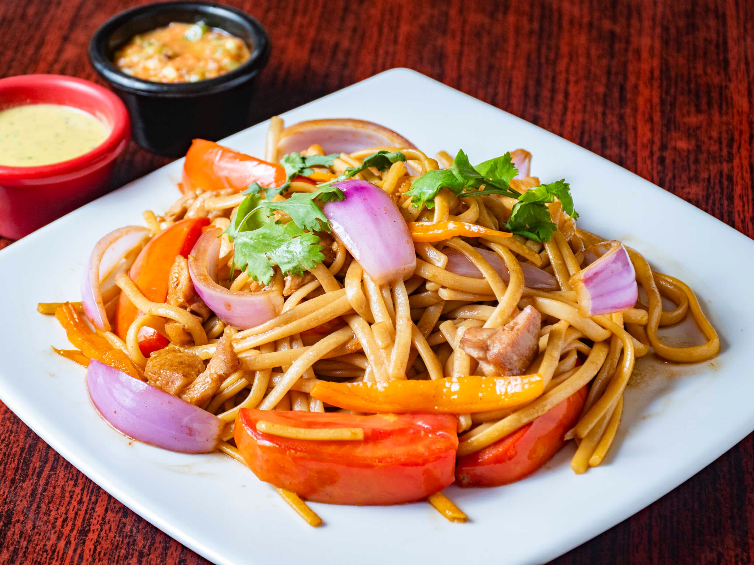 Tallarín Salteado Con Pollo