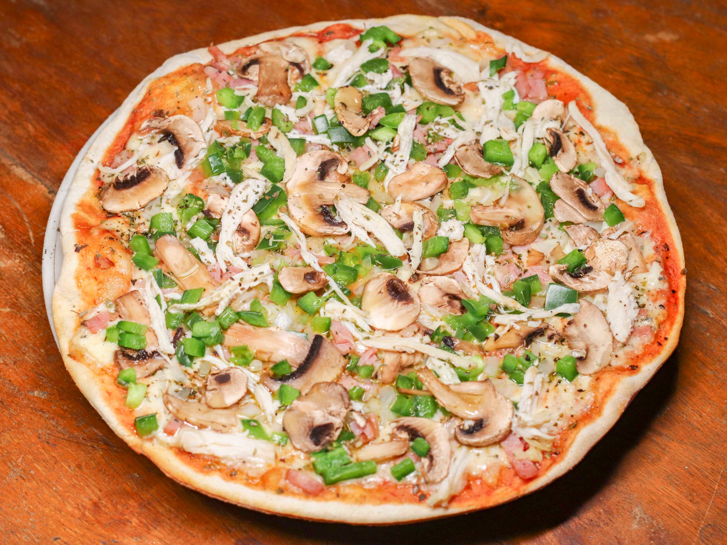 Pizza Especial Personal Verduras, Tocineta y Pollo
