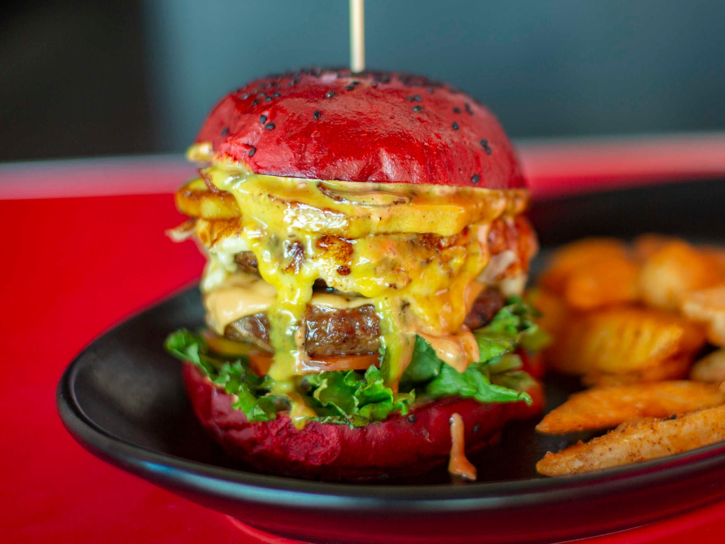 Red Rock pine apple, doble bacon chesse burguer