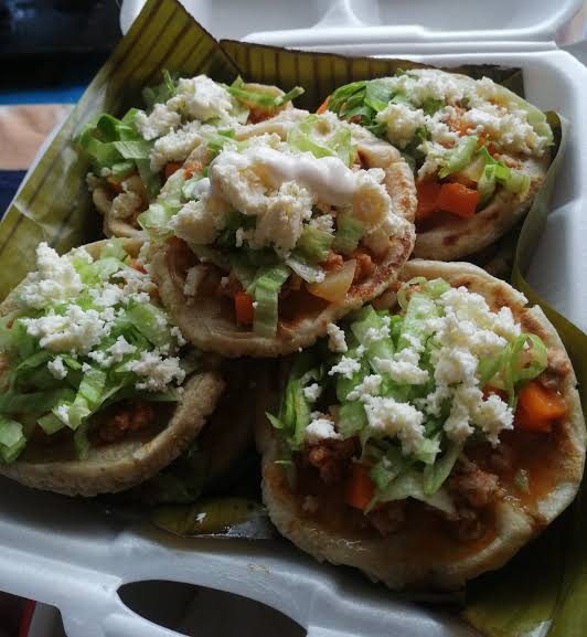 Gorditas de chicharrón en salsa roja.