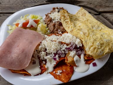 Chilaquiles con Huevo y Jamón
