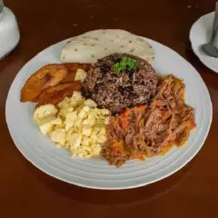 Pinto Con Carne Mechada + Bebida