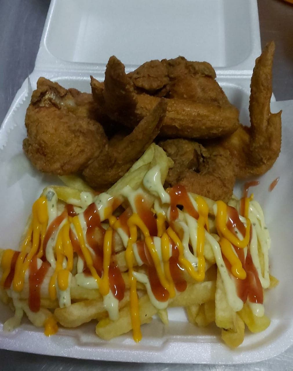 Combo 3:  Orden de alitas con papas.