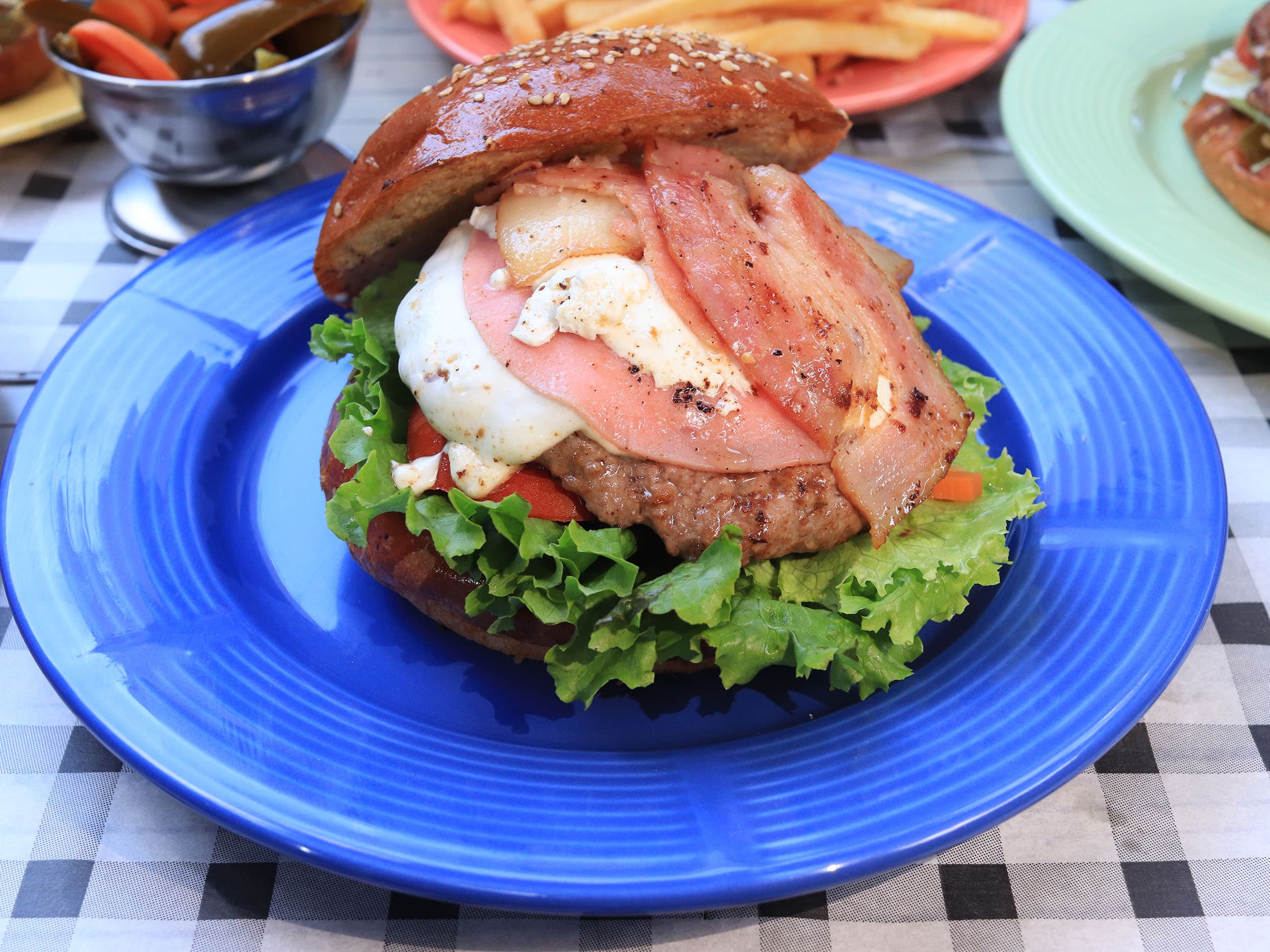 HAMBURGUESA UAJAKA CON QUESILLO Y TOCINO