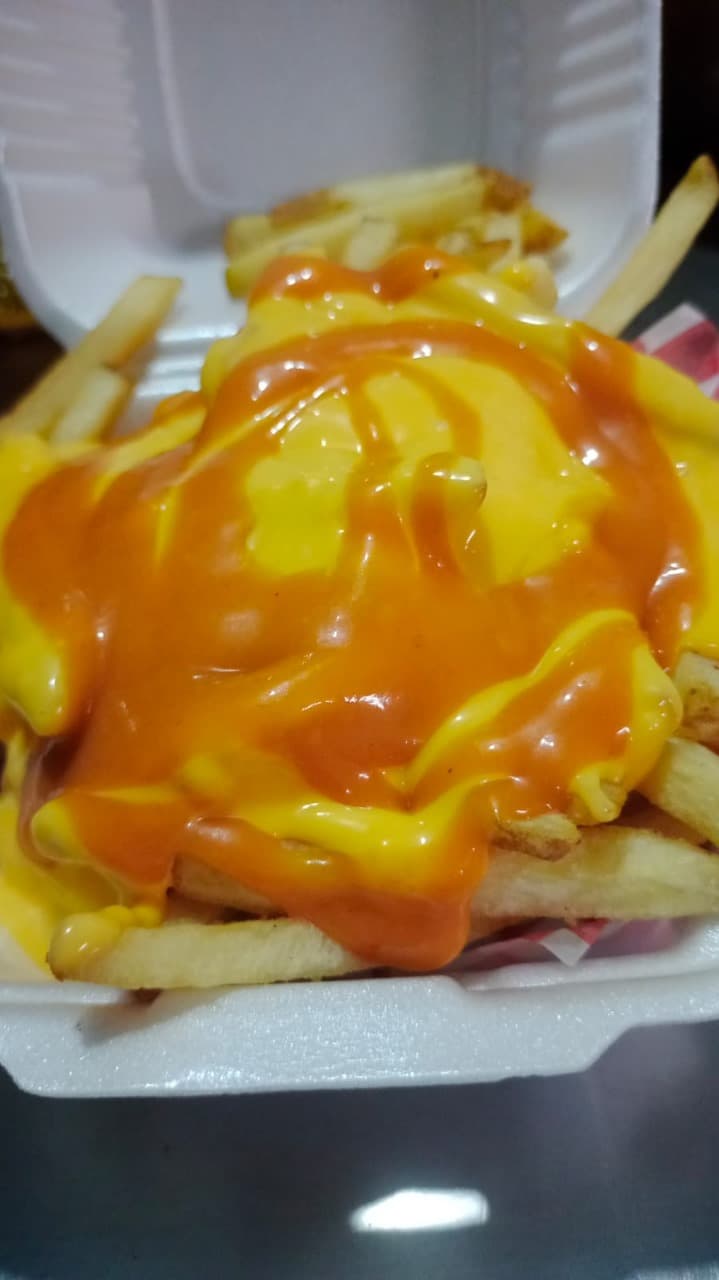 Papas con Queso y Chipotle
