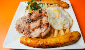 Chuleta a la Parrilla a lo Pobre y Bebida