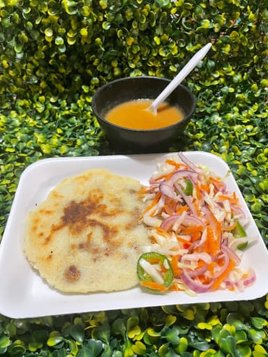 Papusa de Frijoles con Chicharrón